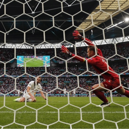 Großbritannien, London: Fußball: EM, England - Deutschland, Finalrunde, Achtelfinale im Wembley Stadion. Englands Harry Kane (M) erzielt gegen Torwart Manuel Neuer das Tor zum 2:0.