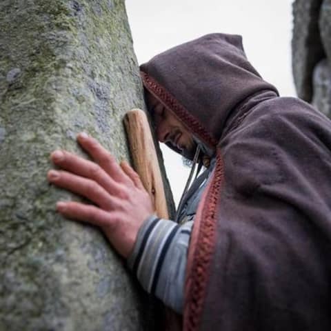Neuzeitlicher Druide sucht mentale Einheit mit einem Felsbrocken