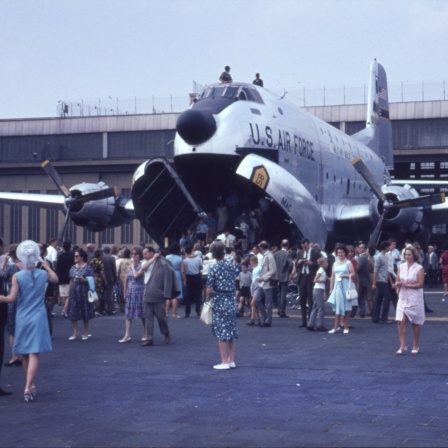 Flughafen Berlin Tempelhof ca. 1964 mit Flugzeug der US Air Force