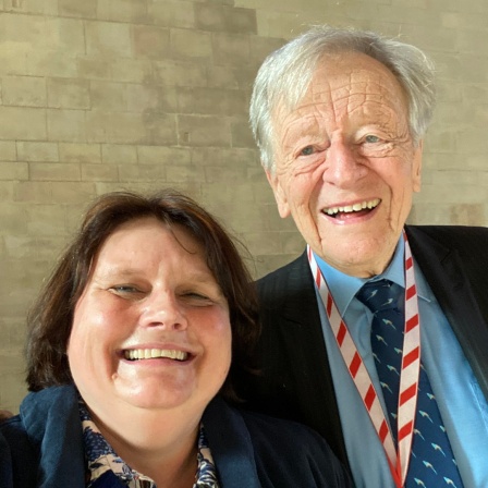 London-Korrespondentin Gabi Biesinger mit Lord Dubs 