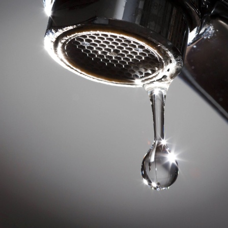 Wassertropfen an einem Wasserhahn.