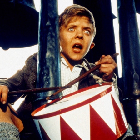 David Bennent spielt auf der Blechtrommel im gleichnamigen Film aus dem Jahr 1979