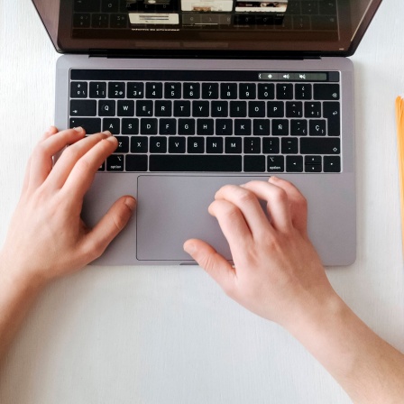 Mann arbeitet am Laptop