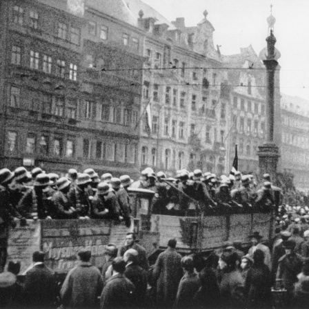 Verbaende der Putschisten auf Marienplatz Putschversuch der NSDAP in Muenchen am 8./9. November 1923.