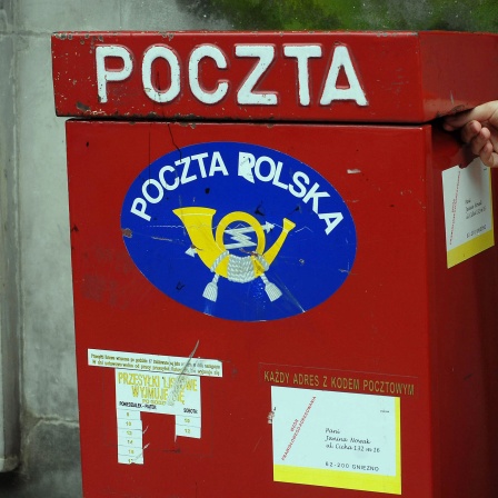 Ein roter Briefkasten mit polnischer Aufschrift. 