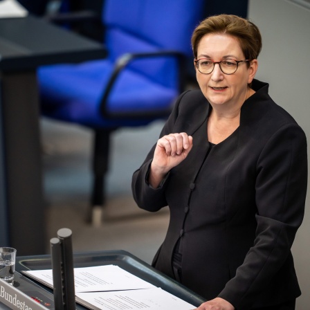 Klara Geywitz (SPD), Bundesministerin für Bau und Wohnen, spricht in der Sitzung des Bundestags mit der ersten Lesung zur Änderung des Gebäudeenergiegesetzes.