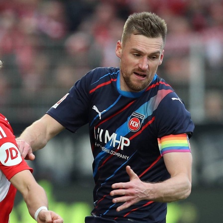 Patrick Mainka vom 1. FC Heidenheim im Zweikampf mit Benedict Hollerbach (1. FC Union Berlin)