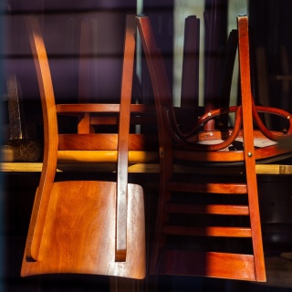 Hochgestellte Stühle in einem Restauran