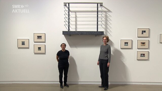 zwei Frauen in einer Ausstellung