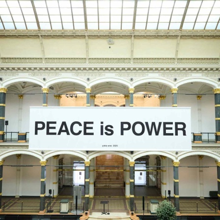"Peace is Power"-Banner im Lichtsaal des Gropius Bau