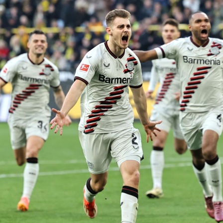 Josip Stanisic von Bayer 04 Leverkusen jubelt über seinen Ausgleich in der Nachspielzeit