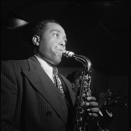 Charlie Parker spielt Saxofon im Jahre 1947 (Archivbild)
