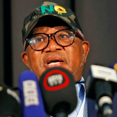 Der Generalsekretär des Afrikanischen Nationalkongresses (ANC), Fikile Mbalula, informiert die Medien über die Ergebnisse der südafrikanischen Wahlen im Results Operation Centre in Johannesburg.