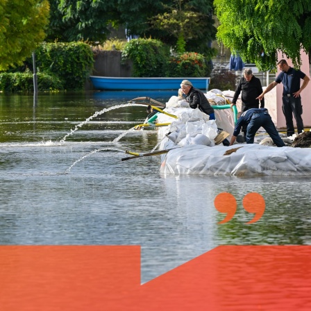 ARCHIV - 25.09.2024, Brandenburg, Eisenhüttenstadt: Einsatzkräfte der Feuerwehr und Anwohner helfen in Fürstenberg, einem Stadtteil von Eisenhüttenstadt, gegen das Hochwasser des Flusses Oder. Foto: Patrick Pleul/dpa +++ dpa-Bildfunk +++ | Bild: dpa-Bildfunk/Patrick Pleul