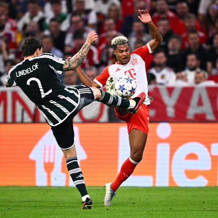 Bayerns Serge Gnabry (r) und Manchesters Victor Lindelöf kämpfen um den Ball.