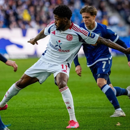 Düsseldorfs Moritz-Broni Kwarteng in Aktino gegen den Karlsruher SC