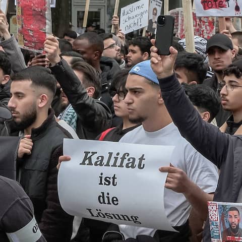 Kalifat-Demo auf dem Steindamm in Hamburg. Polizei mit einem Großaufgebot vor Ort.