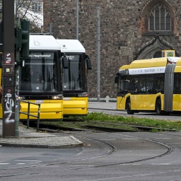 Straßenbahn und Linienbus in Berlin (Bild: picture alliance/dpa/Jens Kalaene)