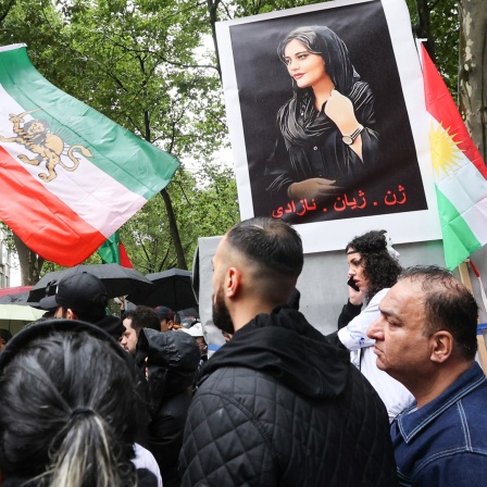 Während einer Demonstration gegen das politische Regime im Iran ist ein großes Bild der 22-jährigen Mahsa Amini zu sehen, die 2022 im Iran nach ihrer Verhaftung durch die Sittenpolizei gestorben war.