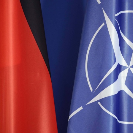Symbolbild: Die Fahnen Deutschlands und der NATO