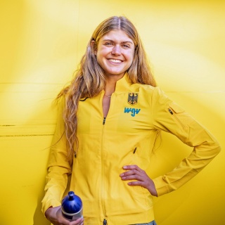 Die deutsche 5.000-m-Läuferin Konstanze Klosterhalfen lächelt bei einem Fotoshooting.