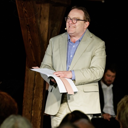 Im Schloss Kannawurf gastierte der MDR-Musiksommer, hier liest Schauspieler Gustav Peter Wöhler Texte zum Thema "Gartenleidenschaft".