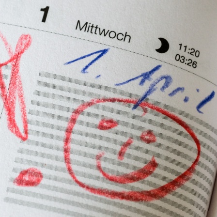 Kalendereintrag mit Warnhinweis für den 1. April: lachendes Gesicht und Ausrufezeichen