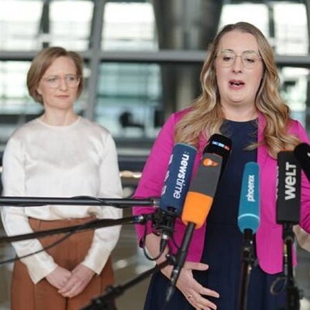 Felix Banaszak, Parteivorsitzender von Bündnis 90/Die Grünen, Franziska Brantner, Parteivorsitzende von Bündnis 90/Die Grünen, Katharina Dröge, Fraktionsvorsitzende von Bündnis 90/Die Grünen, und Britta Haßelmann, Fraktionsvorsitzende von Bündnis 90/Die Grünen geben eine Pressekonferenz (10.3.2025)
