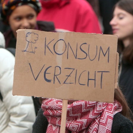 Unter dem Hashtag NeustartKlima fand im Rahmen des globalen Klimastreik s eine Demonstration der Bewegung Fridays For Future in Frankfurt statt, Hessen, Deutschland. Plakat mit Aufschrift Konsumverzicht. © IMAGO/ Ralph Peters 