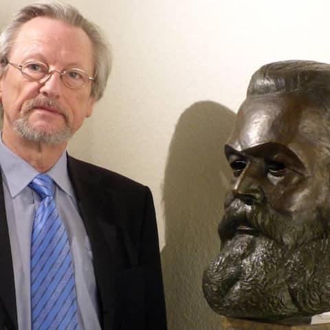 Historiker Peter Brandt steht am 28.01.2017 im Karl-Marx-Haus in Trier (Rheinland-Pfalz) neben einer Büste von Karl Marx