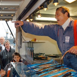 Aale-Dieter in seinem Verkaufswagen auf dem Hamburger Fischmarkt