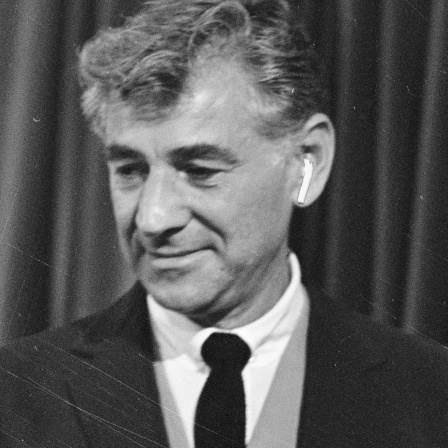 Montage: Komponist Leonard Bernstein mit In-Ear-Kopfhörern