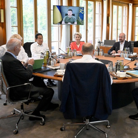 Politiker am Verhandlungstisch während des G7-Treffens