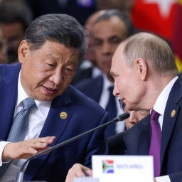 Der russische Präsident Wladimir Putin (R) im Gespräch mit dem chinesischen Präsidenten Xi Jinping beim BRICS-Gipfel 2024