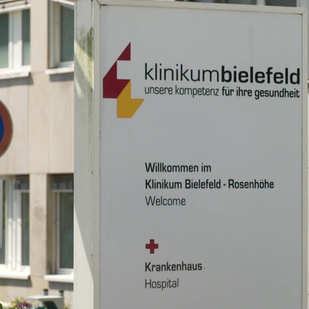Ein Eingangsschild vor dem Klinikum Bielefeld. 