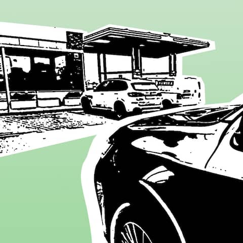 Grafik: Autos stehen vor eine Tankstelle an den Zapfsäulen. (Quelle: rbb)