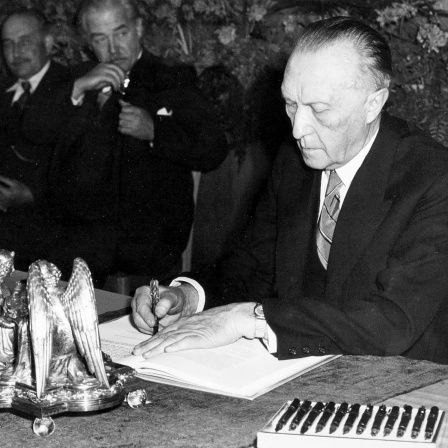 Konrad Adenauer bei der Unterzeichnung des Grundgesetzes am 23. Mai 1949 in Bonn.