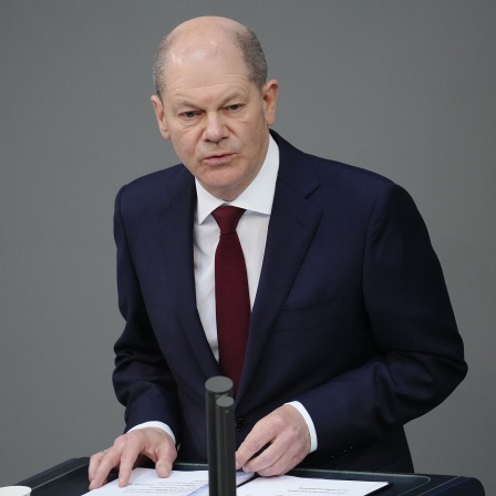 Bundeskanzler Olaf Scholz (SPD) hält zu Beginn der Sondersitzung des Bundestags zum Krieg in der Ukraine eine Regierungserklärung. 