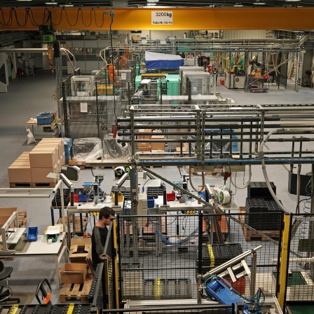 Eine Fabrikhalle in Steinbach-Hallenberg von oben mit zahlreichen hochautomatisierten Fertigungsmaschinen