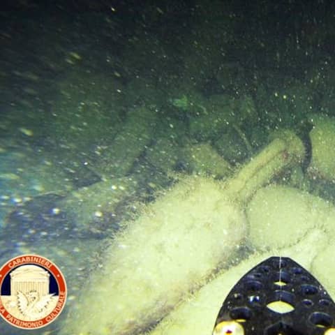 Amphoren im Wrack eines mehr als 2000 Jahre alten römischen Frachtschiffs, das unweit der italienischen Hauptstadt gefunden wurde.