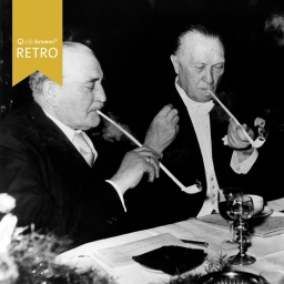 Senatspräsident Carl Wilhelm Kaisern (l), Bundeskanzler Konrad Adenauer (M) und der Vorsteher des "Haus der Seefahrt", Hans Henry Lamotte (r) bei der Schaffermahlzeit am 13.02.1954 in Bremen. 