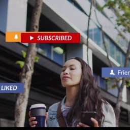 Social Media Icons umgeben schwebend eine Frau und zeigen symbolhaft die verfügbaren Daten bezüglich ihres User-Verhaltens auf digitalen Plattformen. 