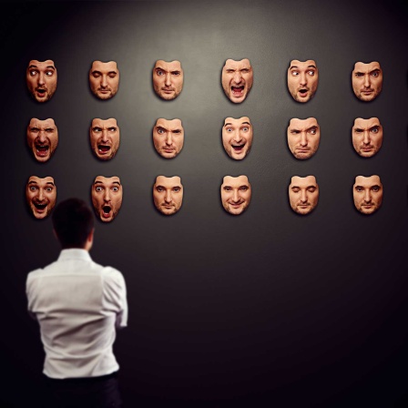 Sympolbild Persönlichkeitsstörung: Mann betrachtet viele Gesichtsmasken mit unterschiedlichen Mimiken (Bild: COLOURBOX) 