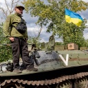 Ukrainischer Soldat auf verlassenem russischen Panzer.