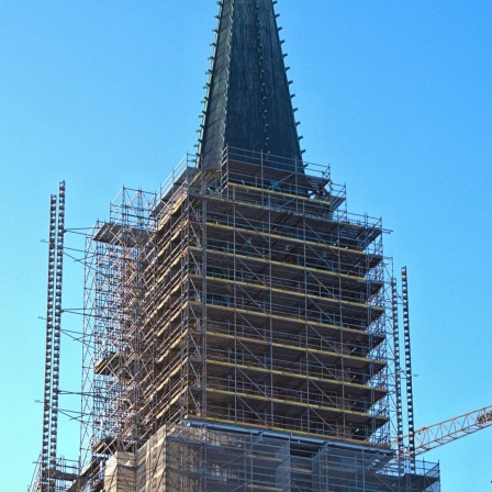 Der Schleswiger St. Petri Dom mit einem Baugerüst.