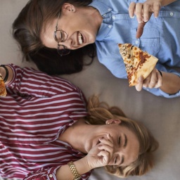 Zwei junge Frauen lachen