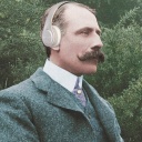 Montage: Komponist Edward Elgar mit Kophörern