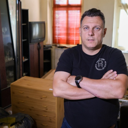 Tatortreiniger Thomas Kundt besichtigt eine Wohnung, die er als nächstes reinigen muss. &#034;Nach dem Tod komm ich&#034; - Tatortreiniger Thomas Kundt räumt weg, was nach dem Tod oft bleibt: Blut, Maden, Leichenreste.