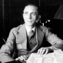  Das Buchcover von Manuel Chaves Nogales: "Deutschland im Zeichen des Hakenkreuzes" und ein Portrait von Joseph Goebbels an einem Schreibtisch sitzend