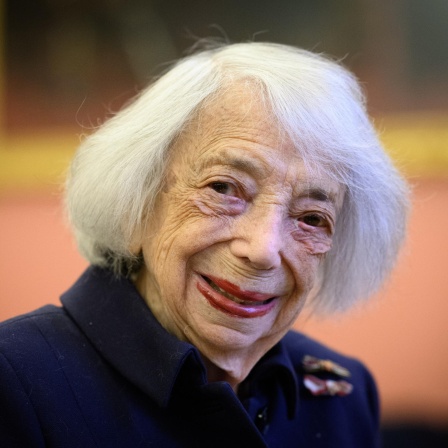 Margot Friedländer, Holocaust-Überlebende und Ehrenbürgerin von Berlin, bei einer Veranstaltung in Berlin. Die sehr alte Dame hat weiße Haare im Stil eines Pagenschnitts und ein breites Lächeln.